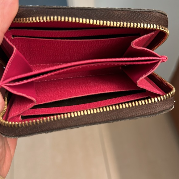 Louis Vuitton authentic wallet with zipper enclosure - Picture 4 of 9